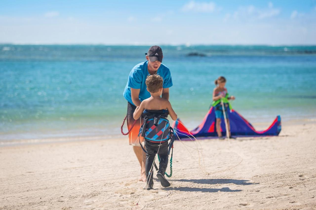 Constance Prince Maurice Poste de Flacq Exteriér fotografie A kiteboarding instructor with a student