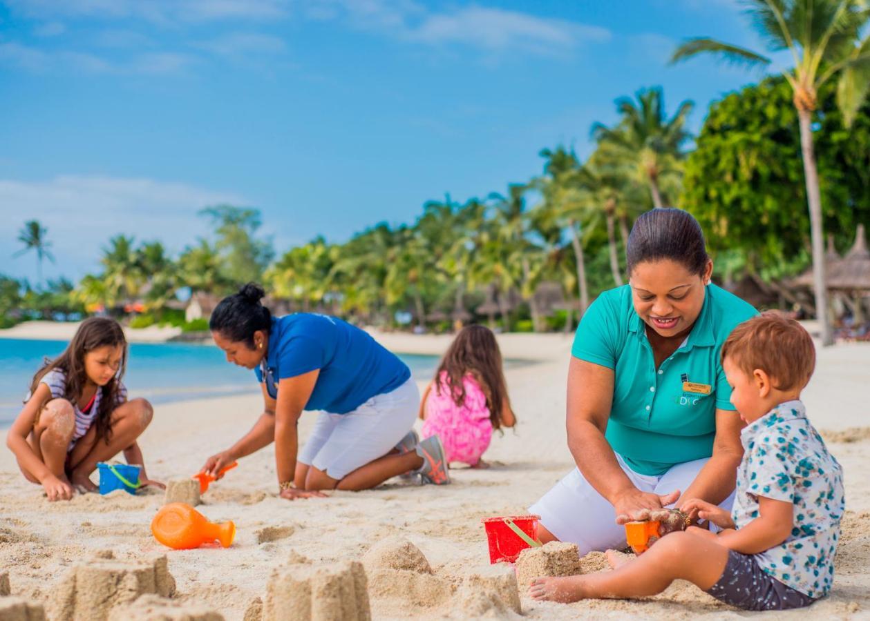 Constance Prince Maurice Poste de Flacq Exteriér fotografie Families on the beach at the Sheraton Resort Fiji