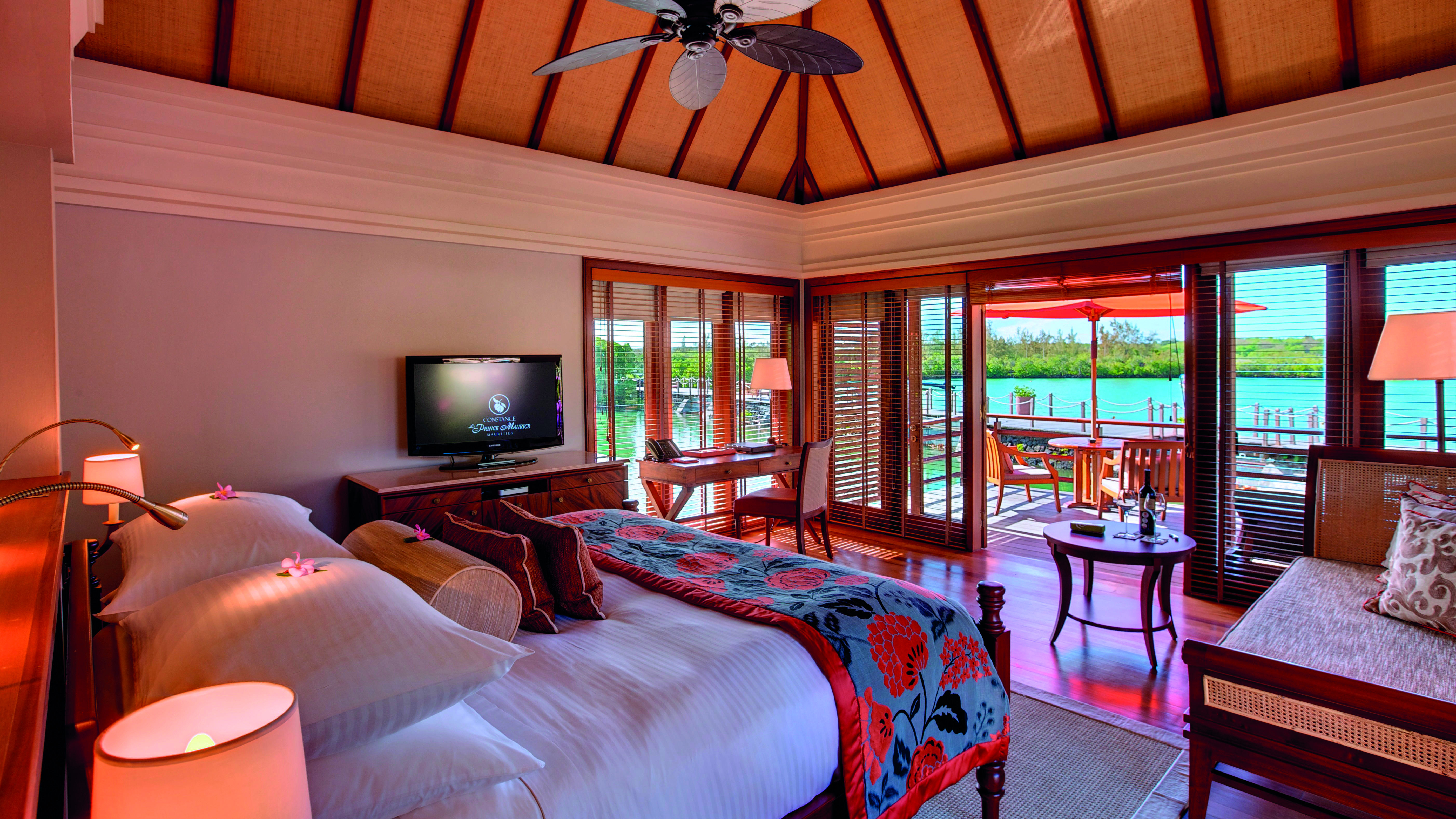 Constance Prince Maurice Poste de Flacq Exteriér fotografie A room at the Four Seasons Resort Maldives at Landaa Giraavaru