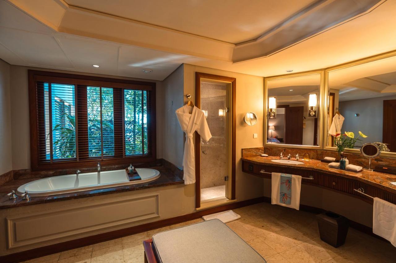 Constance Prince Maurice Poste de Flacq Exteriér fotografie A bathroom in a hotel