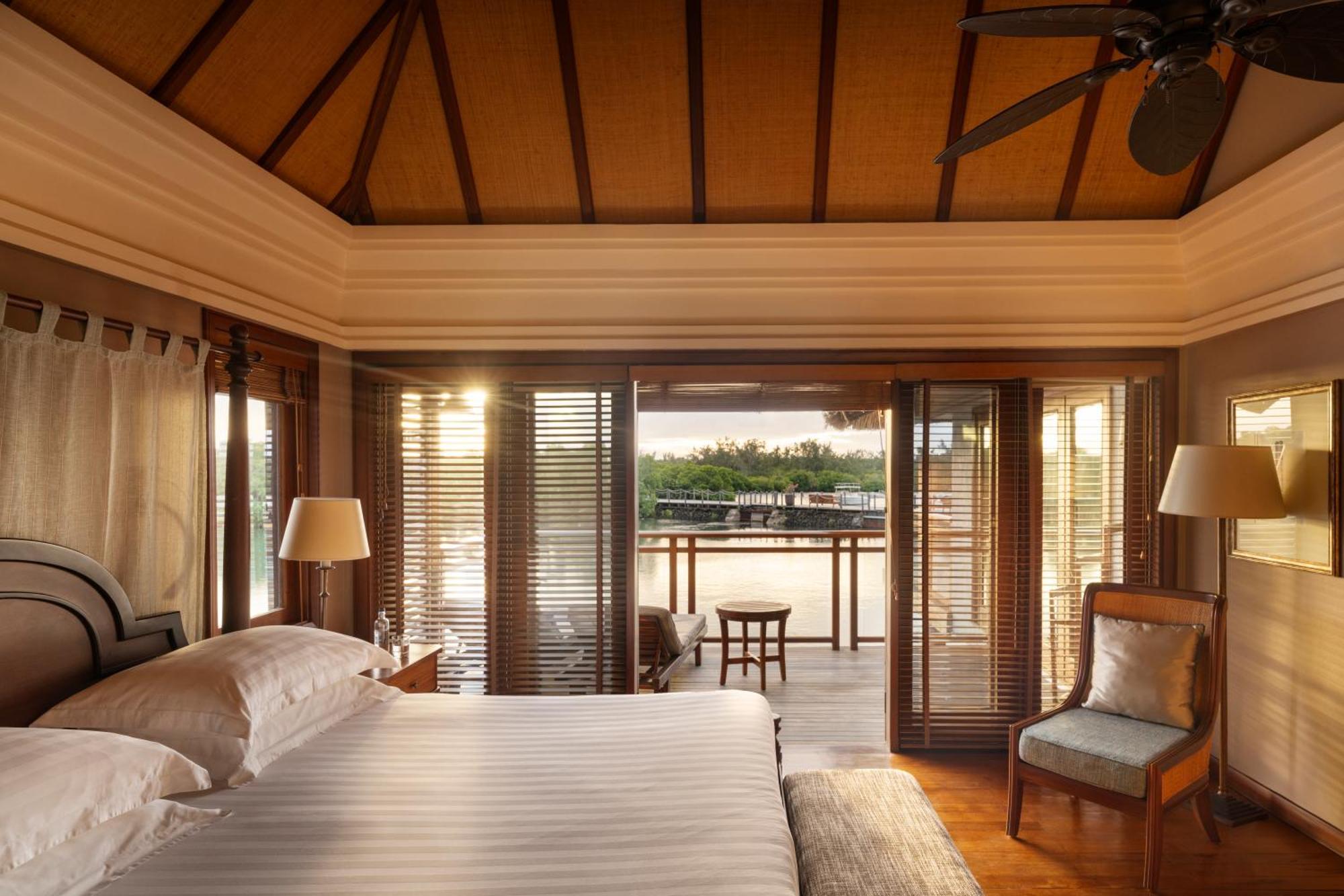 Constance Prince Maurice Poste de Flacq Exteriér fotografie A bedroom at the Four Seasons Hotel, Bangkok